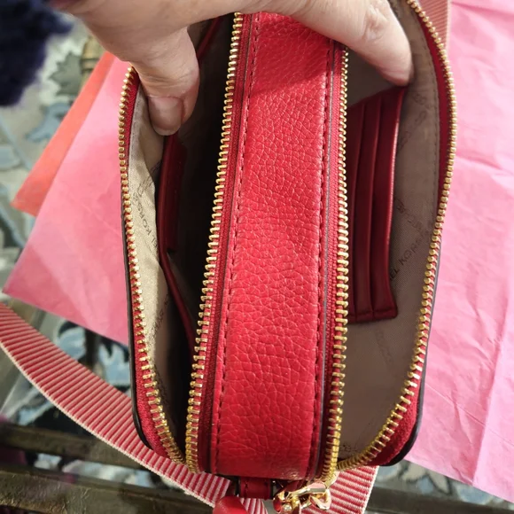 🥳SOLD🥳Michael Kors Women's Red Jet Set Small Pebbled Leather Double Zip Camera - Picture 11 of 13